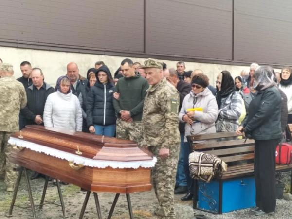 У Рожищі в останню дорогу провели Сергія Богуцького25