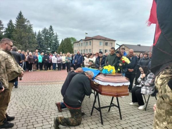 У Рожищі в останню дорогу провели Сергія Богуцького6