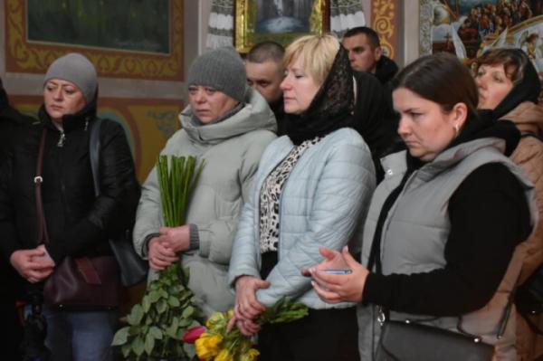 У селі Дачне попрощалися із захисником В'ячеславом Терьохіним16