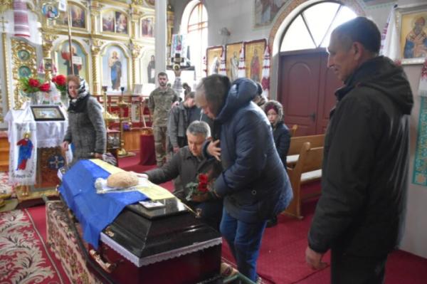 У селі Дачне попрощалися із захисником В'ячеславом Терьохіним22