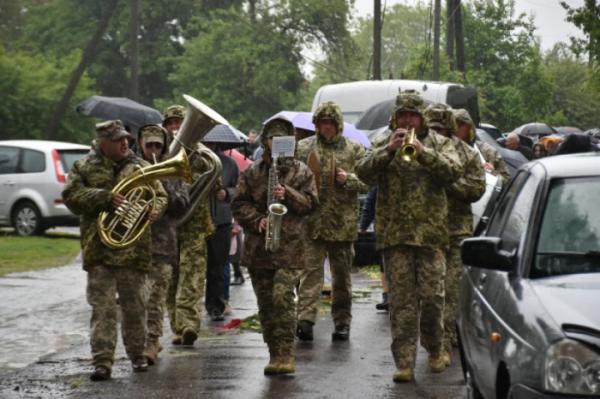 У селі Дачне попрощалися із захисником В'ячеславом Терьохіним3