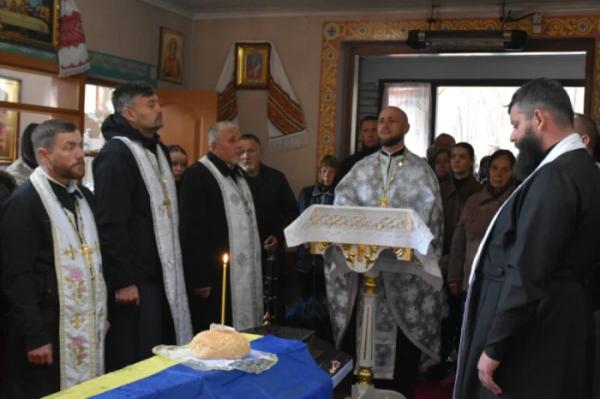 У селі Дачне попрощалися із захисником В'ячеславом Терьохіним12