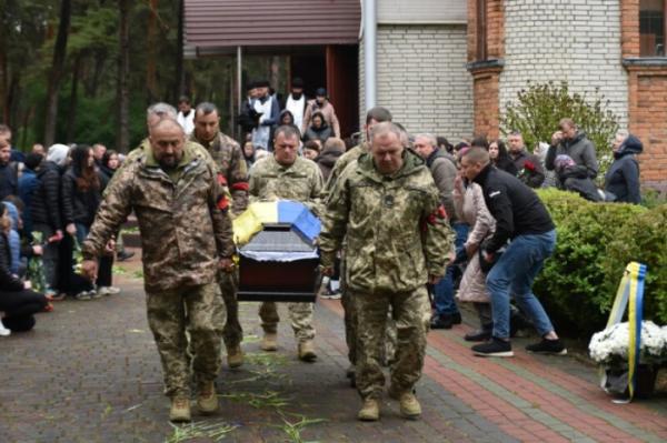 У селі Дачне попрощалися із захисником В'ячеславом Терьохіним25