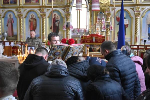 У селі Дачне попрощалися із захисником В'ячеславом Терьохіним20