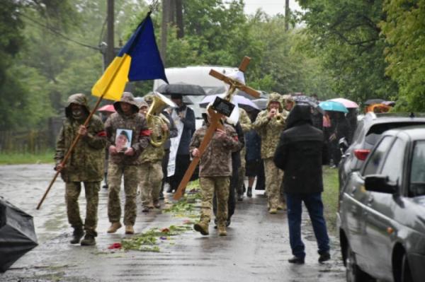 У селі Дачне попрощалися із захисником В'ячеславом Терьохіним2