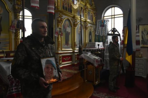 У селі Дачне попрощалися із захисником В'ячеславом Терьохіним8
