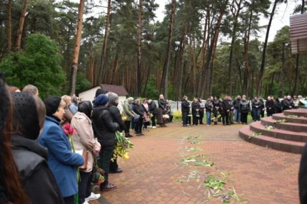 У селі Дачне попрощалися із захисником В'ячеславом Терьохіним23