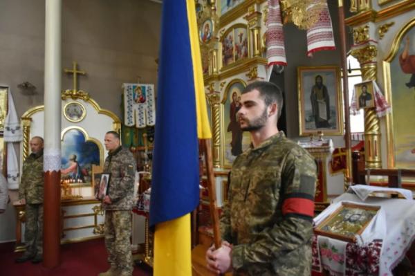 У селі Дачне попрощалися із захисником В'ячеславом Терьохіним17