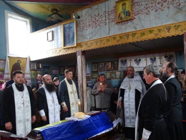 У селі Кустичі попрощалися із захисником Сергієм Гречином10