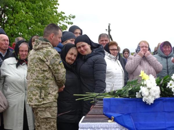 У селі Кустичі попрощалися із захисником Сергієм Гречином17