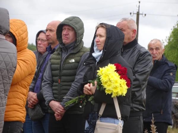 У селі Кустичі попрощалися із захисником Сергієм Гречином19