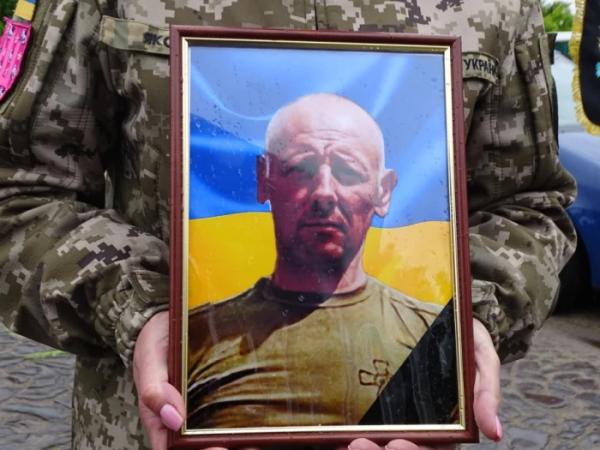 У селі Кустичі попрощалися із захисником Сергієм Гречином1