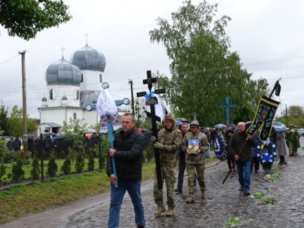 У селі Кустичі попрощалися із захисником Сергієм Гречином12