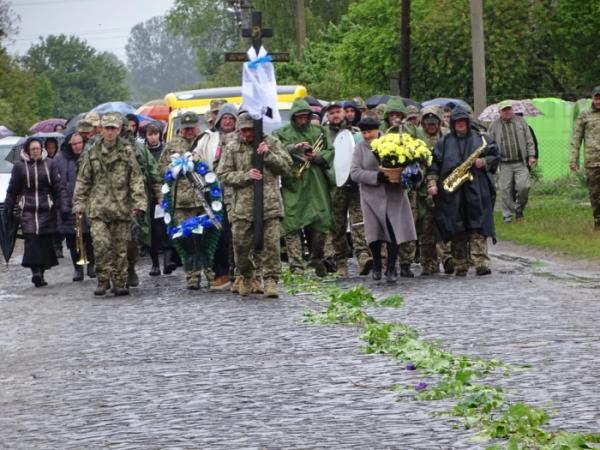 У селі Кустичі попрощалися із захисником Сергієм Гречином8
