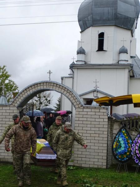 У селі Кустичі попрощалися із захисником Сергієм Гречином11