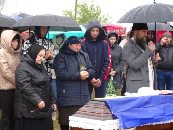 У селі Кустичі попрощалися із захисником Сергієм Гречином15