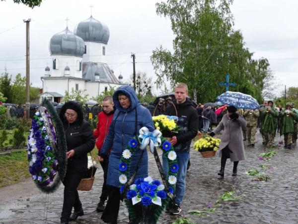 У селі Кустичі попрощалися із захисником Сергієм Гречином13