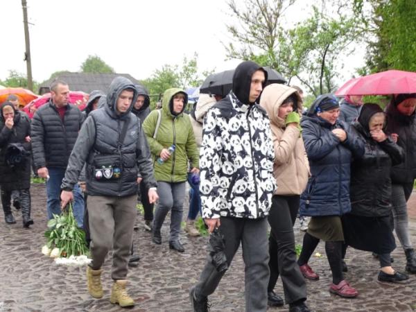 У селі Кустичі попрощалися із захисником Сергієм Гречином9