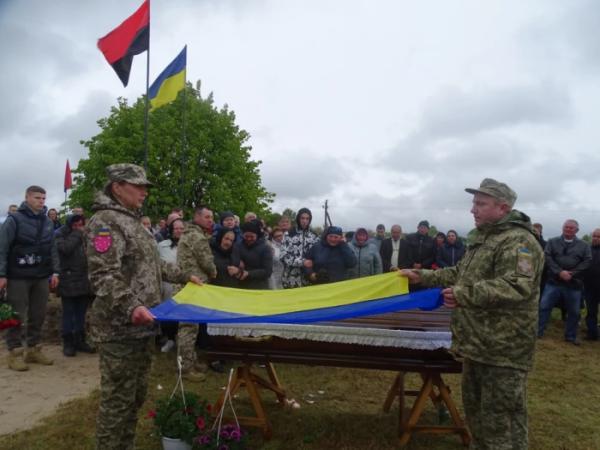 У селі Кустичі попрощалися із захисником Сергієм Гречином20