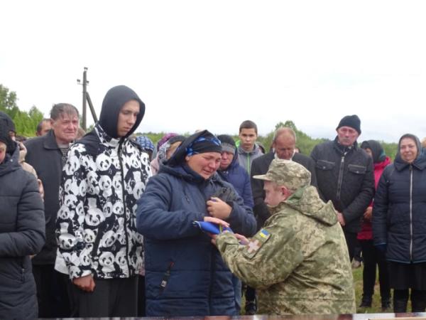 У селі Кустичі попрощалися із захисником Сергієм Гречином18