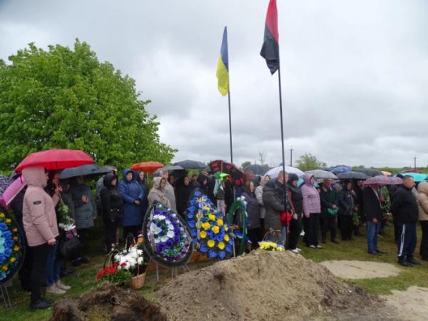 У селі Кустичі попрощалися із захисником Сергієм Гречином14