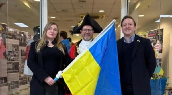 Антоніна Гребенюк та Вільям Мод-Роксбі разом з мером Брістоля (в центрі). Фото: bbc.co.uk