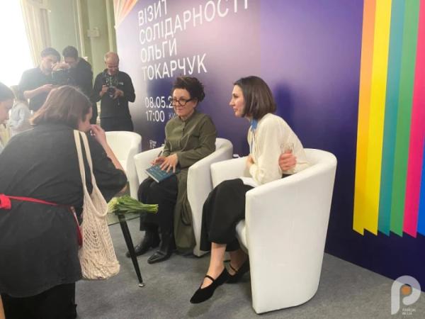 «Україна бореться проти варварства»: Нобелівська лауреатка, письменниця Ольга Токарчук приїхала до Києва з візитом солідарності1