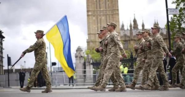 Українських військових зустріли оплесками на параді до Дня перемоги в Лондоні