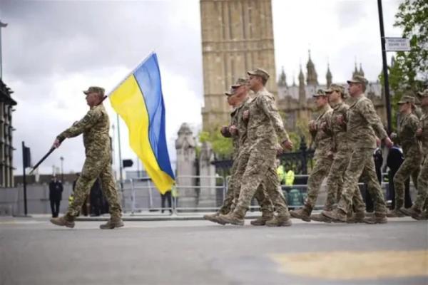 Українських військових зустріли оплесками на параді до Дня перемоги в Лондоні1