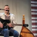 В Острозі з благодійним концертом виступив кобзар-бард Віктор Пашник