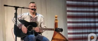 В Острозі з благодійним концертом виступив кобзар-бард Віктор Пашник