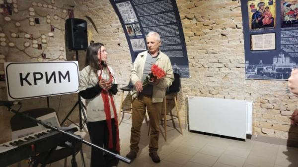 В Острозькій академії з перфомансом про Крим виступила Азіза Ескендер4