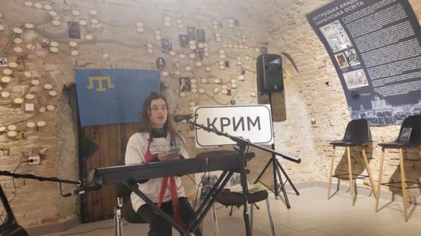 В Острозькій академії з перфомансом про Крим виступила Азіза Ескендер5