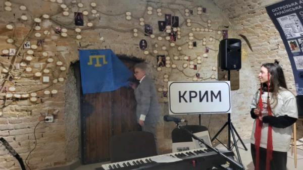 В Острозькій академії з перфомансом про Крим виступила Азіза Ескендер3
