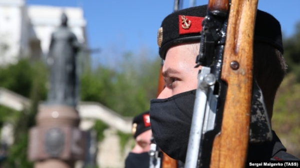 Військовослужбовці під час святкування 237-річчя від дня створення Чорноморського флоту Росії в Катерининському сквері, Севастополь, архівне фото