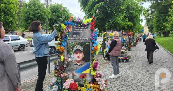 Вони стоять за нашими плечима: в Острозі провели заходи до Дня героїв України