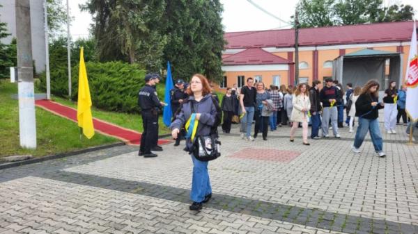 Вони стоять за нашими плечима: в Острозі провели заходи до Дня героїв України4
