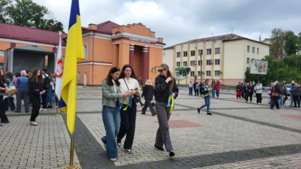 Вони стоять за нашими плечима: в Острозі провели заходи до Дня героїв України6