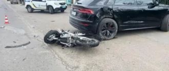 В’їхав мотоциклом у припарковане авто: у Володимирці внаслідок ДТП постраждав водій двоколісного