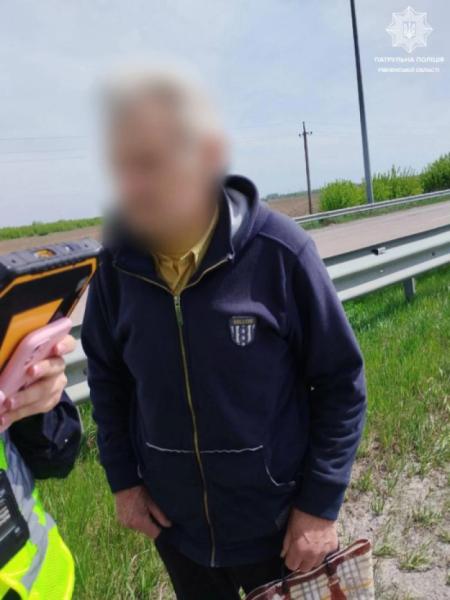 Загубився дорогою: у Новому Корці поліцейські повернули додому літнього чоловіка1