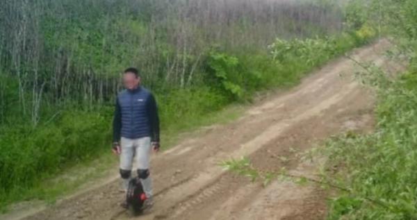 Без таксі, але на моноколесі: прикордонники затримали порушника