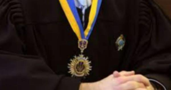 Суддівська мантія та нагрудний знак / Ілюстративне фото