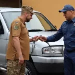 Автомобіль для фронту: працівники Служби судової охорони передали авто рівненським нацгвардійцям