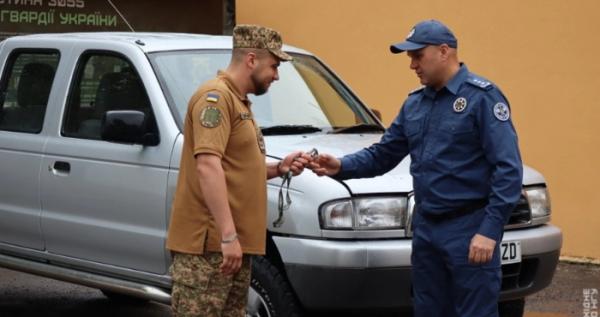 Автомобіль для фронту: працівники Служби судової охорони передали авто рівненським нацгвардійцям Автомобіль для фронту: працівники Служби судової охорони передали авто рівненським нацгвардійцям