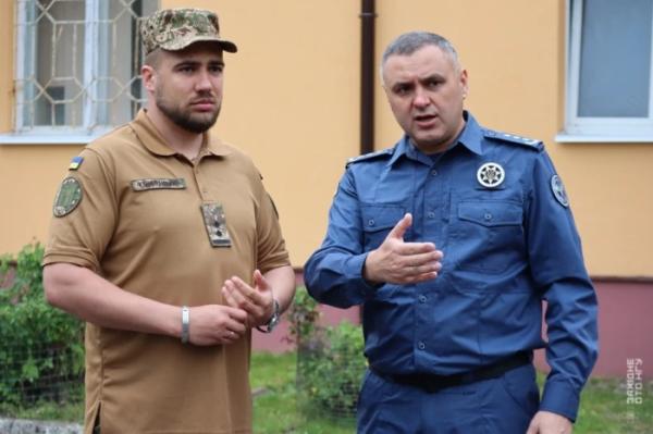 Автомобіль для фронту: працівники Служби судової охорони передали авто рівненським нацгвардійцям Автомобіль для фронту: працівники Служби судової охорони передали авто рівненським нацгвардійцям