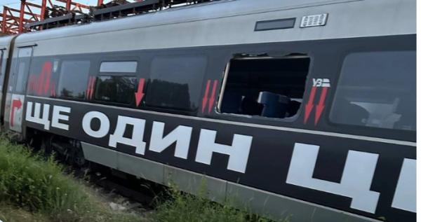 Через російський обстріл зазнав пошкоджень поїзд з артінсталяцією американської художниці Барбари Крюгер. Фото з соцмереж Укрзалізниці