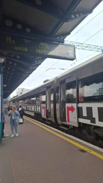 Через російський обстріл зазнав пошкоджень поїзд з артінсталяцією американської художниці Барбари Крюгер. Фото з соцмереж Укрзалізниці1
