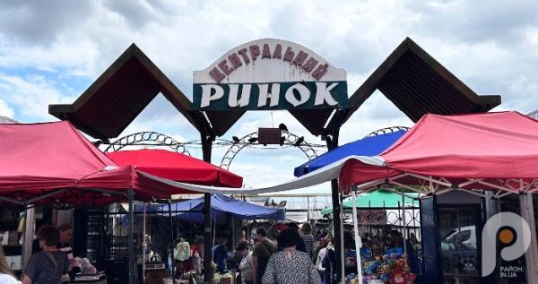 Чорниця по 150, черешня по 70: які ціни на сезонні фрукти та ягоди на Старому ринку в Луцьку