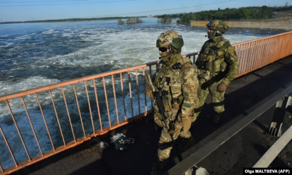 Російські військові на автомобільному мосту біля Каховської ГЕС, 2022 рік
