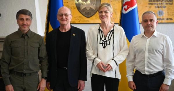 Пітер Гелб та Кері-Лін Вінсон (посередині) в Ужгороді. Фото з фейсбук-сторінки Закарпатської обласної ради